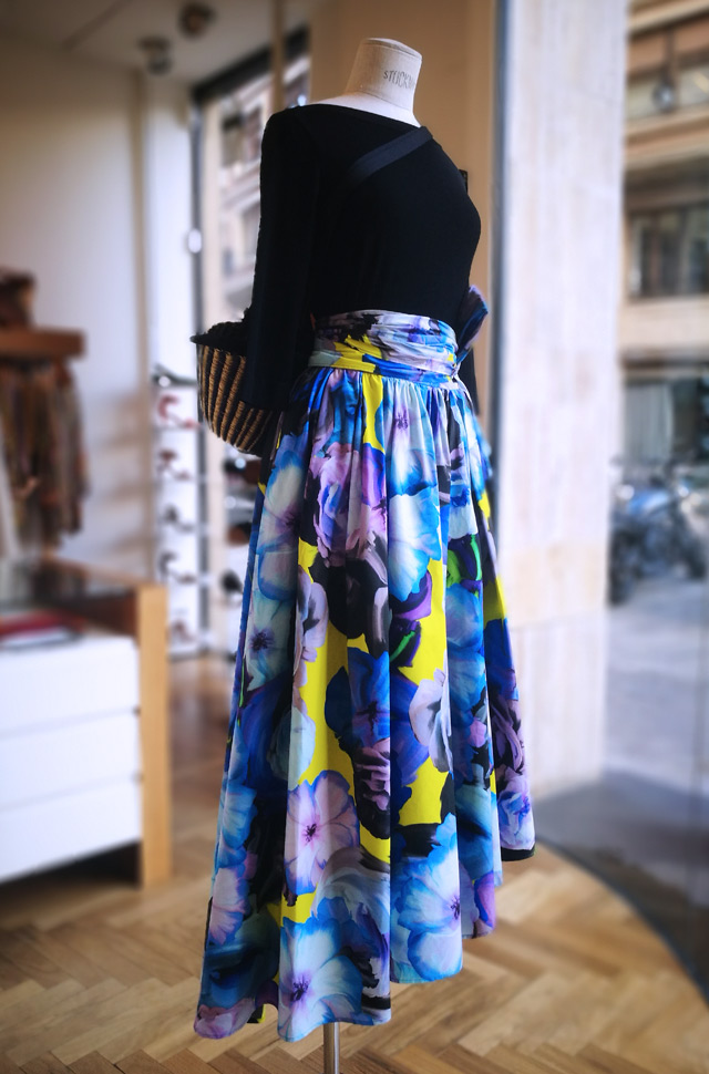 Falda MSGM 2019 y pullover negro de Roberto Collina - PATOS Valencia