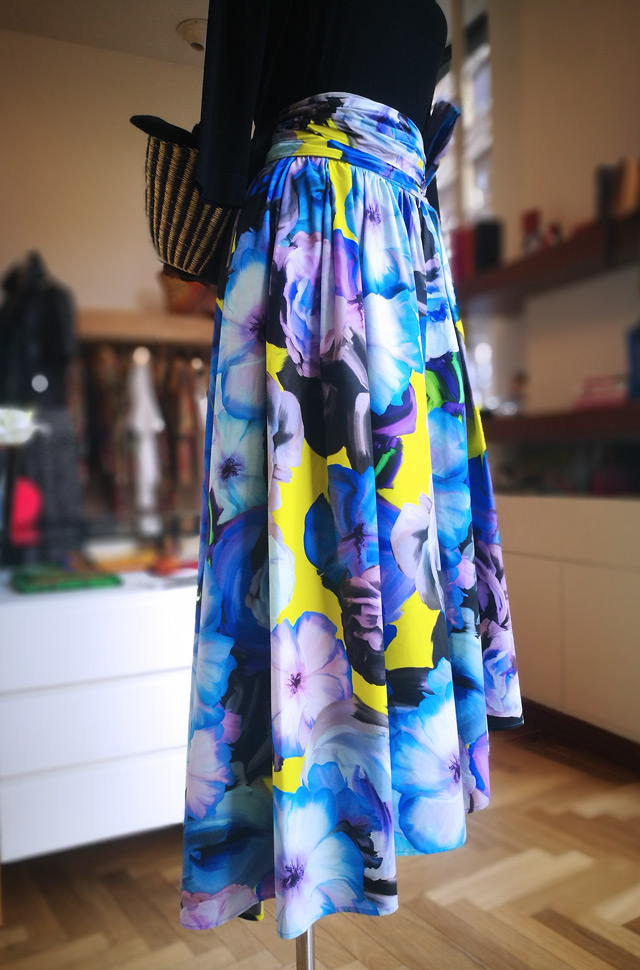 Falda MSGM 2019 y pullover negro de Roberto Collina - PATOS Valencia