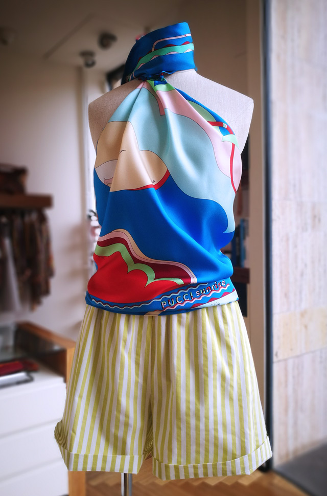 Top estampado de Emilio Pucci 2019 de seda natural y shorts de Roberto Collina - PATOS Valencia