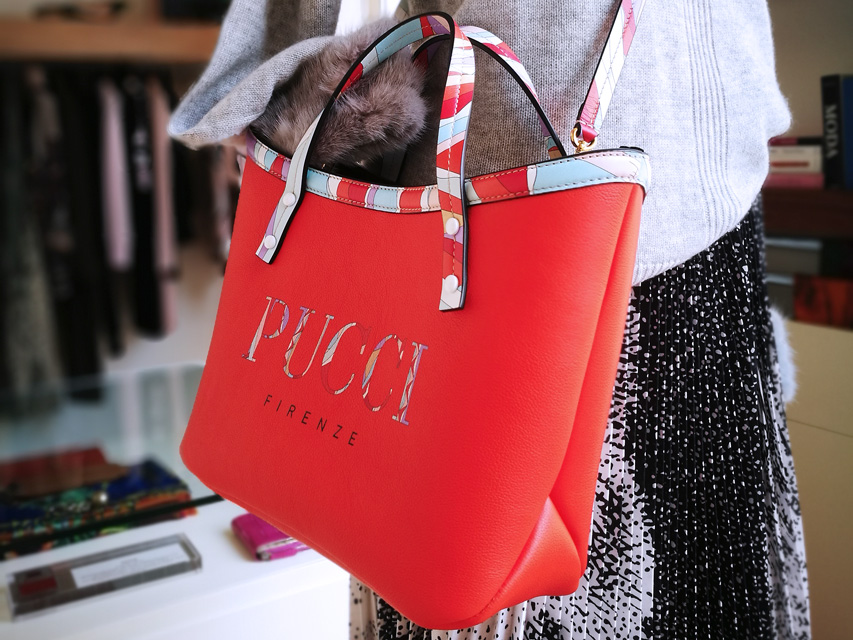 Falda de MSGM, pullover de Max Moi y bolso de Emilio Pucci 2019 - 2020 - PATOS Valencia