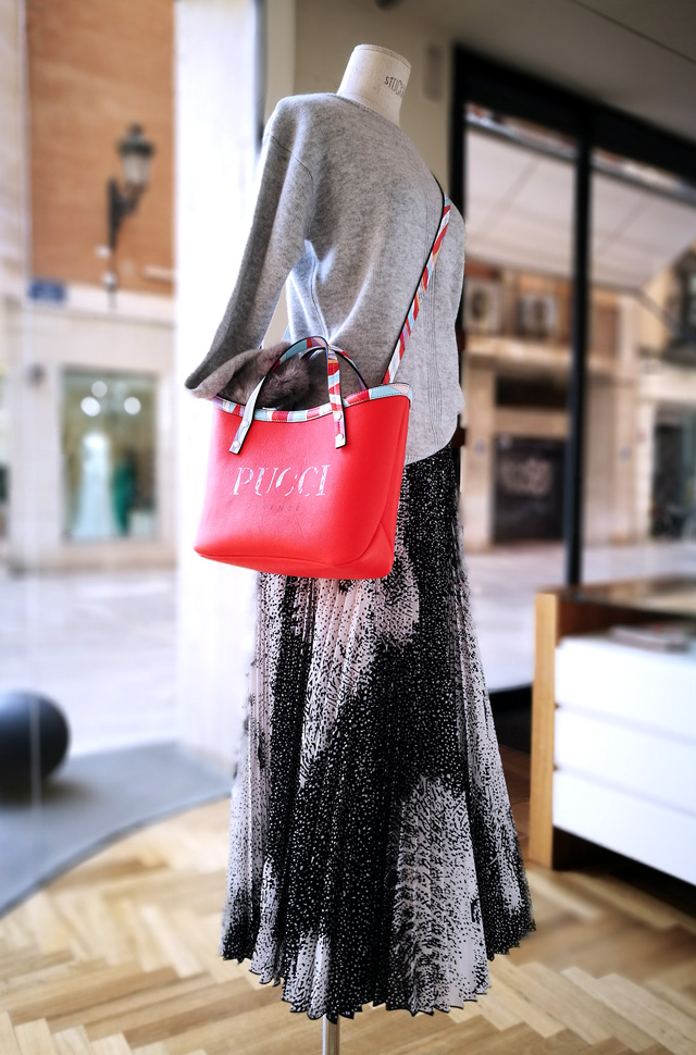 Falda de MSGM, pullover de Max Moi y bolso de Emilio Pucci 2019 - 2020 - PATOS Valencia