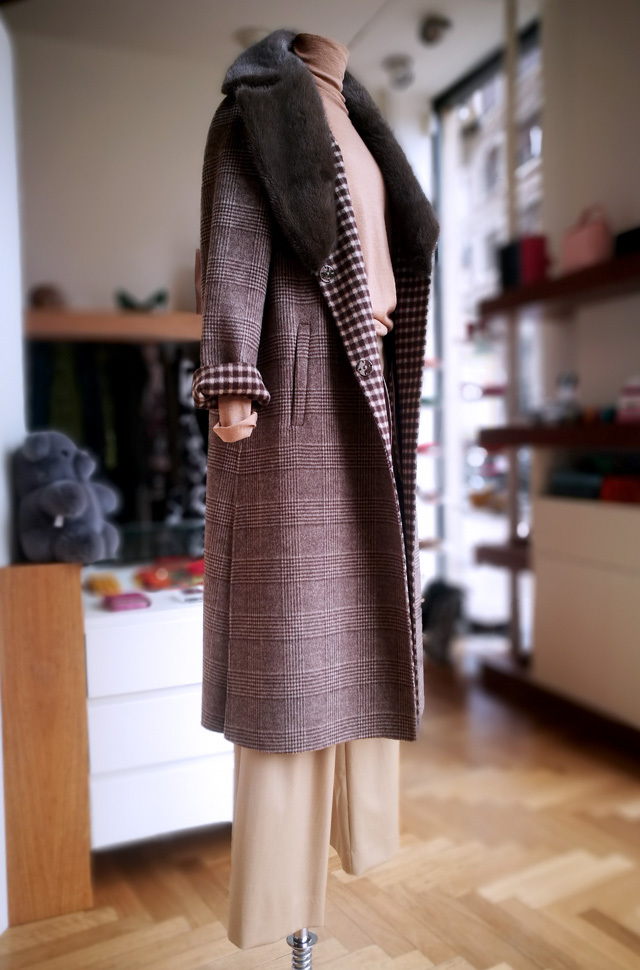 Abrigo de Lou Andrea 2019 2020, pantalón y pullover de Colombo - PATOS Valencia