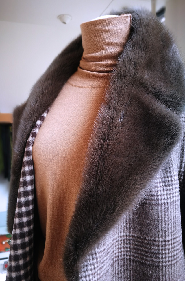 Abrigo de Lou Andrea 2019 2020, pantalón y pullover de Colombo - PATOS Valencia