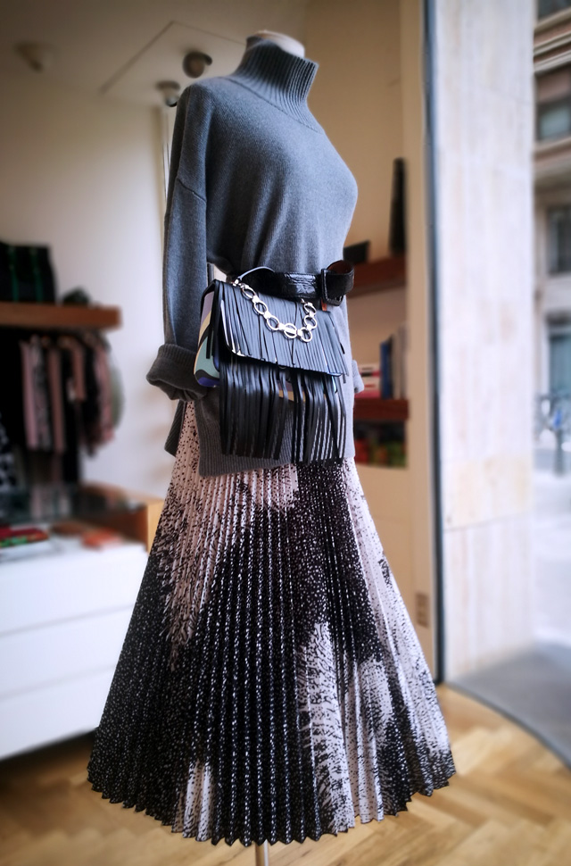 Cinturón Reptile's House, Falda MSGM 2020, bolso de Emilio Pucci, pullover de Lamberto Lossani - PATOS Valencia