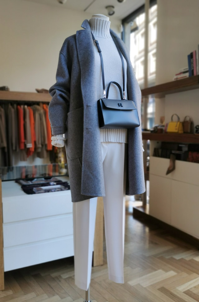 Abrigo COLOMBO, pullover y pantalón de TORTONA y bolso de ROCHAS, otoño invierno 2020 / 2021 - PATOS Valencia