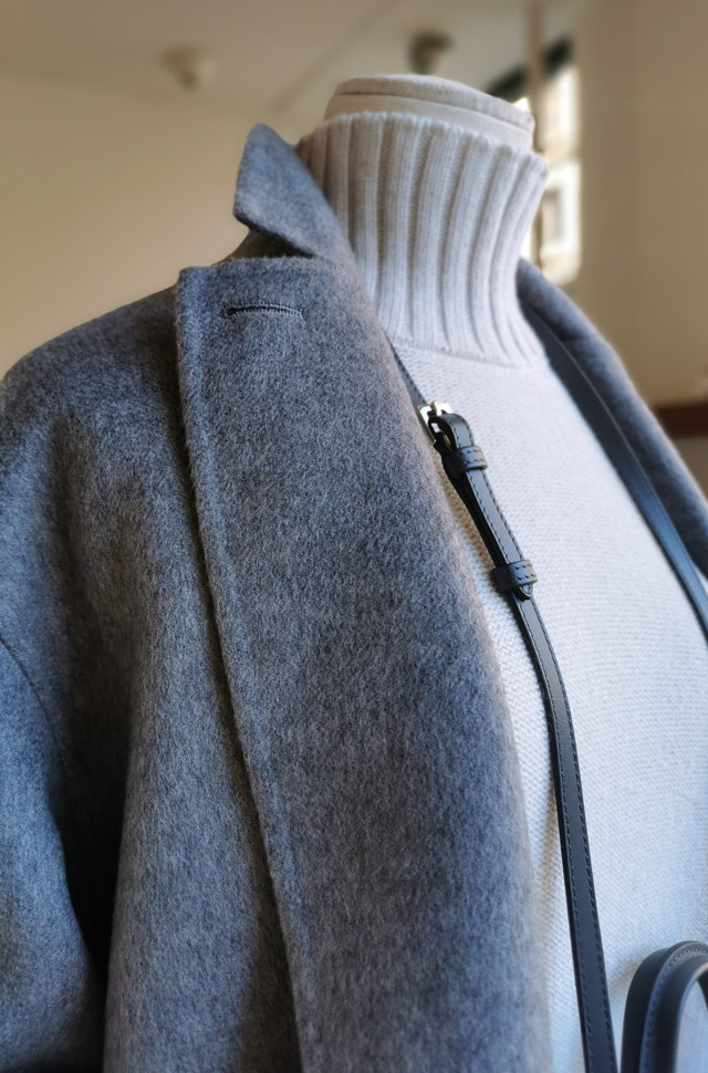 Abrigo COLOMBO, pullover y pantalón de TORTONA y bolso de ROCHAS, otoño invierno 2020 / 2021 - PATOS Valencia