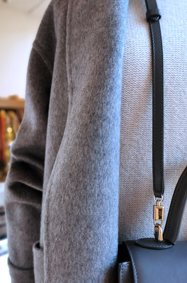 Abrigo COLOMBO, pullover y pantalón de TORTONA y bolso de ROCHAS, otoño invierno 2020 / 2021 - PATOS Valencia