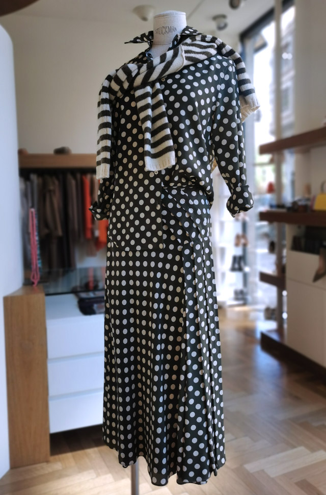 Camisa y falda de ASEPSI, pullover de ROBERTO COLLINA, otoño invierno 2020 / 2021, PATOS Valencia