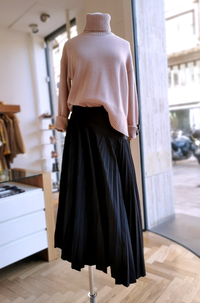 Pullover de ROBERTO COLLINA y falda de ROCHAS, otoño invierno 2020 / 2021 - PATOS VALENCIA