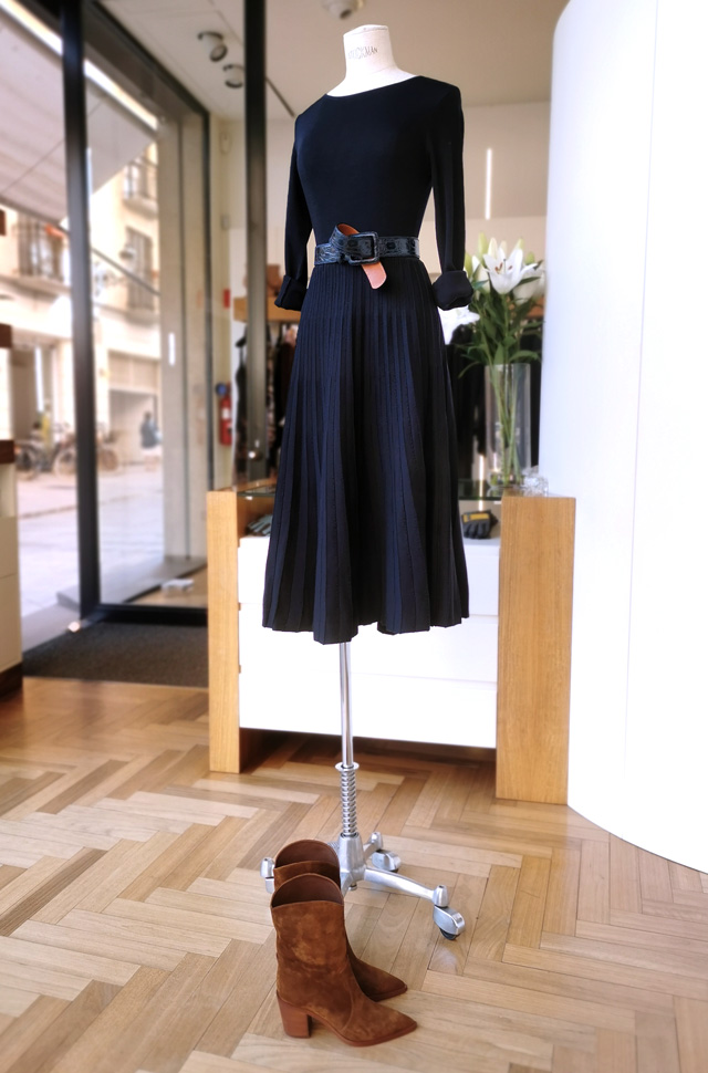 Vestido ROBERTO COLLINA, botas Cow Boy GIANVITO ROSSI, otoño invierno 2020 / 2021 - PATOS Valencia