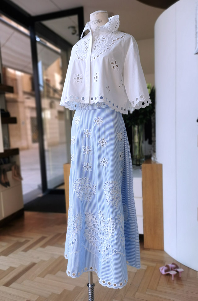 Camisa y falda de RED VALENTINO en batista perforada y print a rayas primavera verano 2021 - PATOS Valencia
