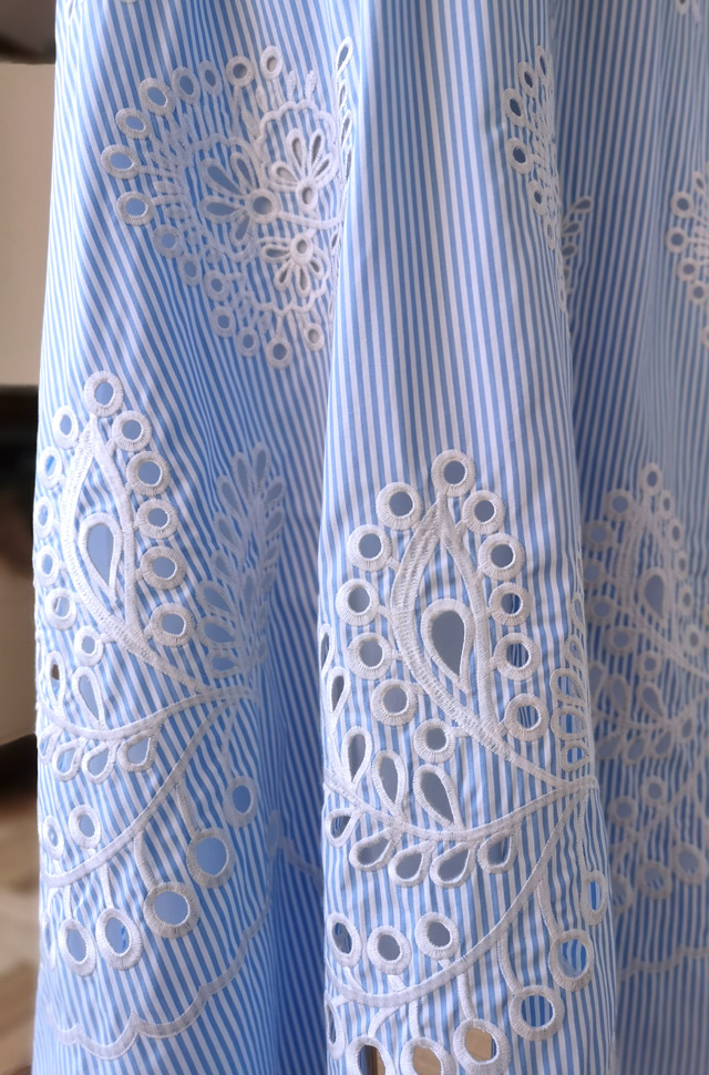 Camisa y falda de RED VALENTINO en batista perforada y print a rayas primavera verano 2021 - PATOS Valencia