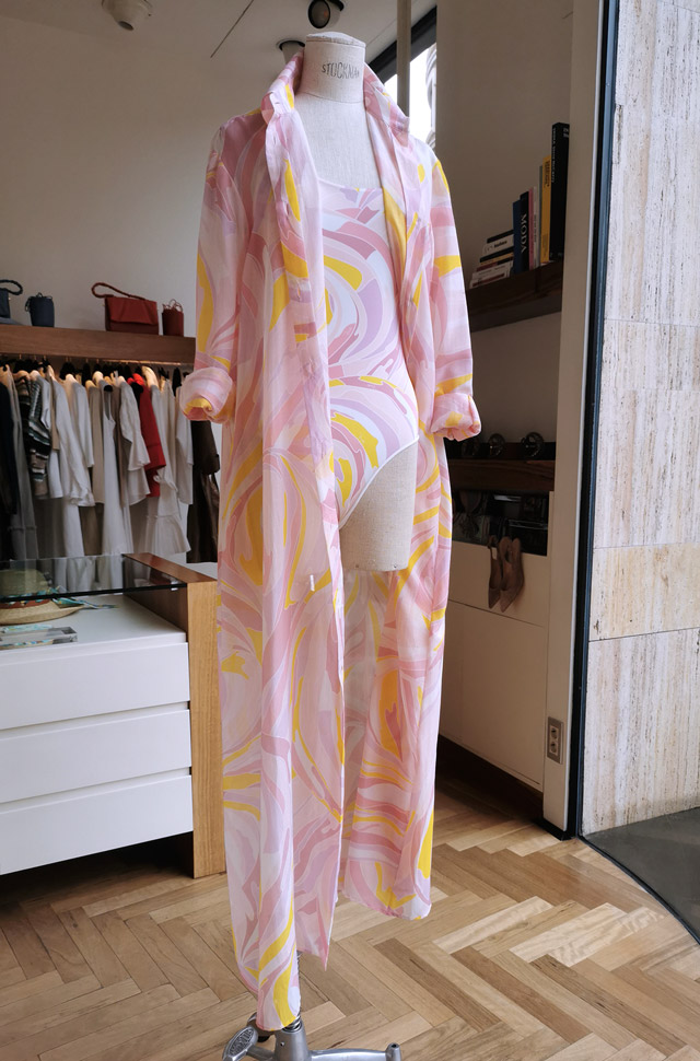 Vestido camisero de EMILIO PUCCI y bañador primavera verano 2021 - PATOS Valencia