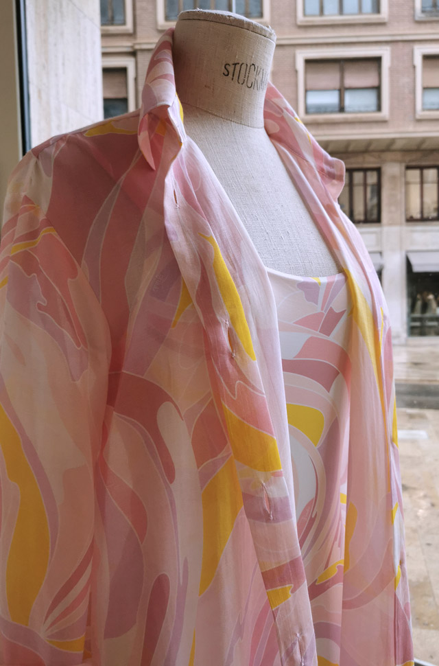 Vestido camisero de EMILIO PUCCI y bañador primavera verano 2021 - PATOS Valencia