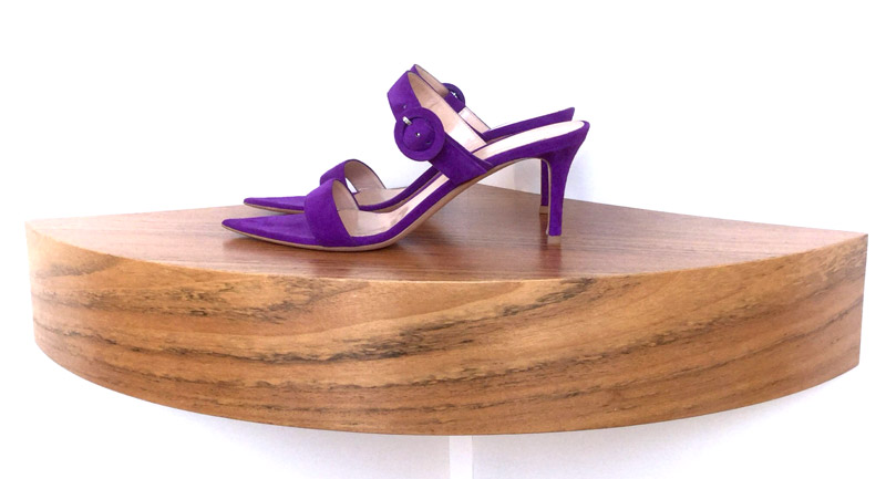 Sandalia Gianvito Rossi de ante color morado, tacón de 7 cms.