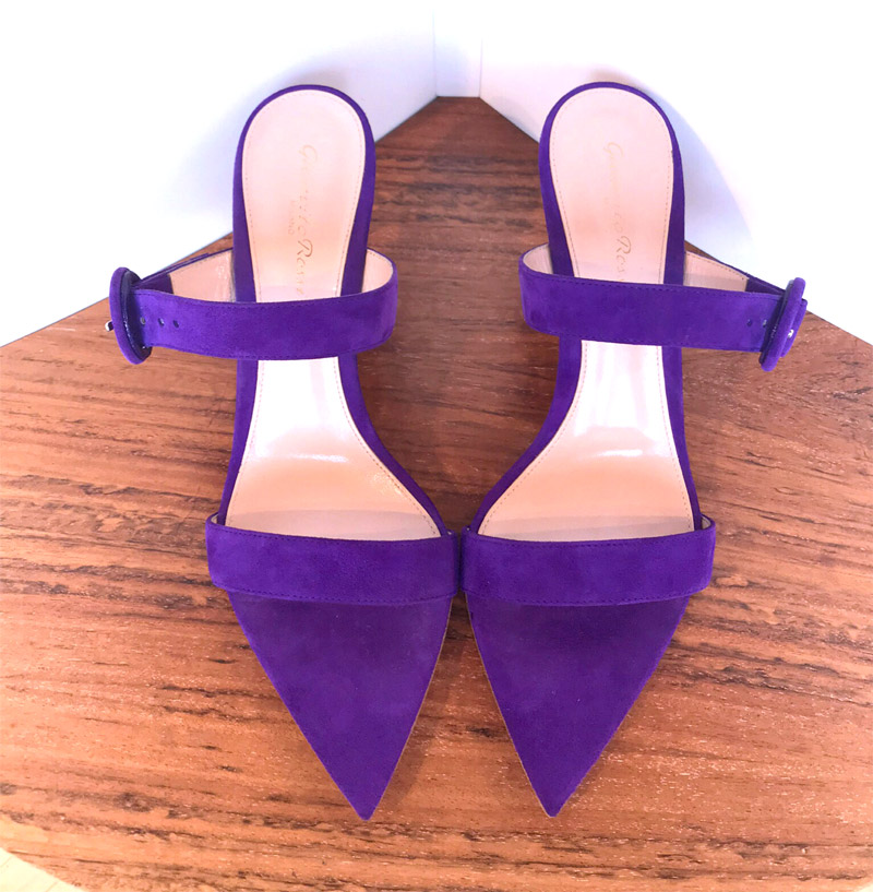 Sandalia Gianvito Rossi de ante color morado, tacón de 7 cms.