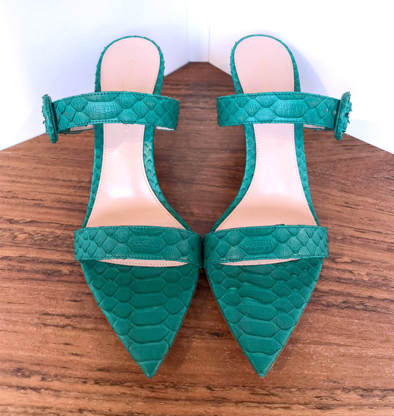 Rossi de piel de pitón color verde esmeralda, tacón de 7 cms.