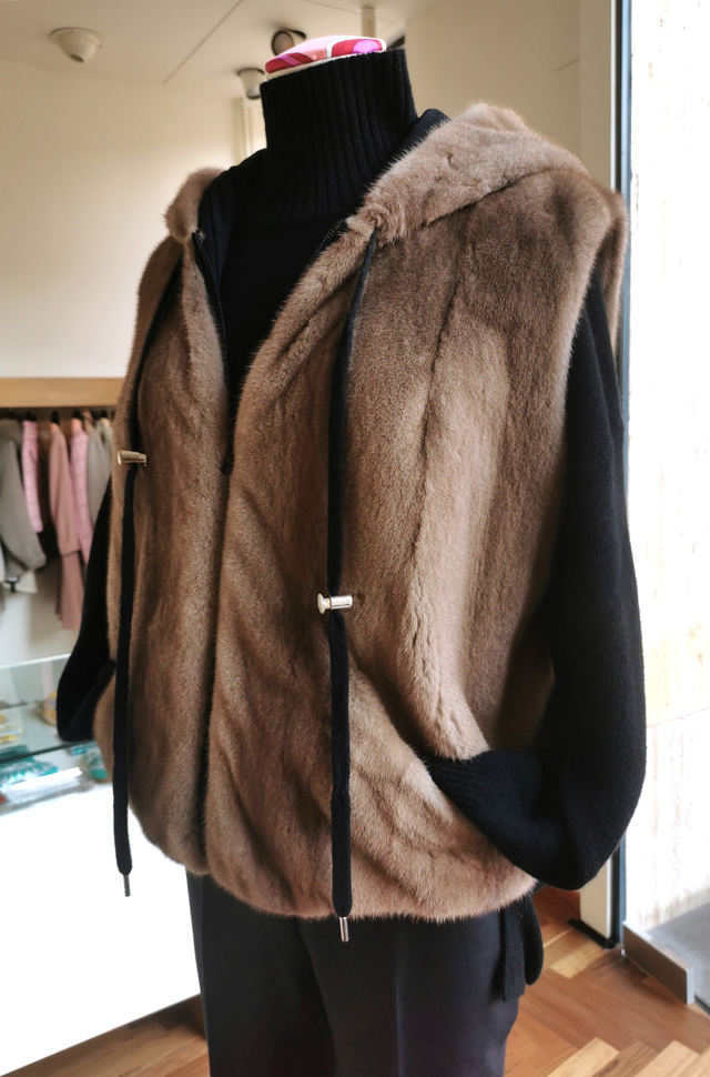 Chaleco de visón de Inès & Maréchal calidad Saga Furs - Otoño Invierno 2021 / 2022 - PATOS Valencia, España