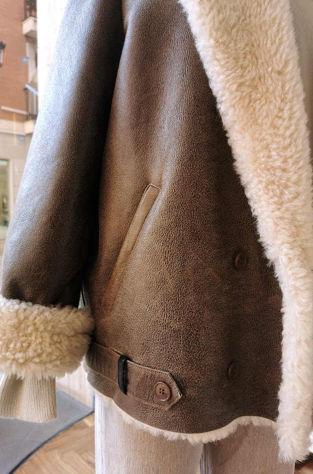 Chaqueta de INÈS & MARÉCHAl estilo aviador - Otoño Invierno 2021 / 2022 - PATOS Valencia, España