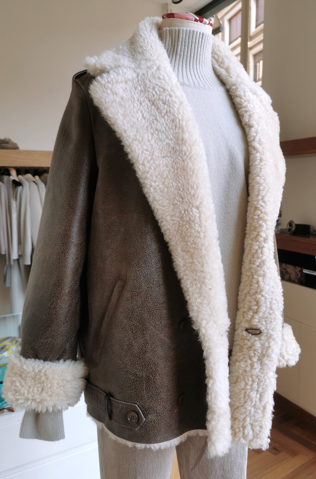 Chaqueta de INÈS & MARÉCHAl estilo aviador - Otoño Invierno 2021 / 2022 - PATOS Valencia, España